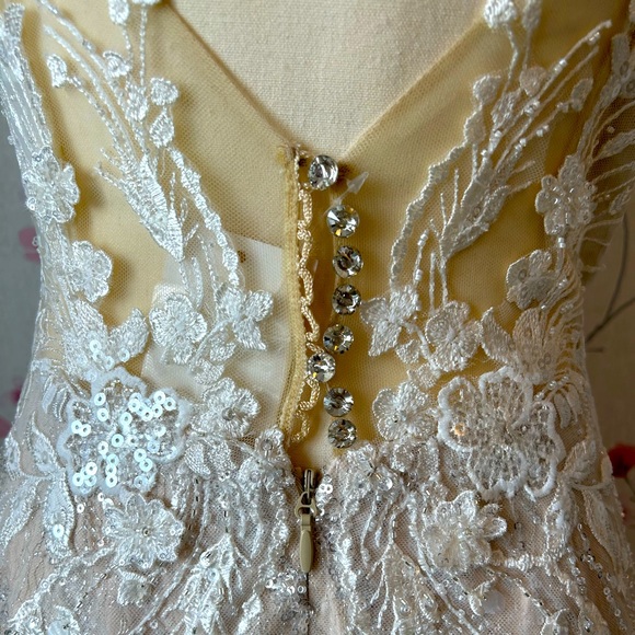 Size 4 Galina Signature/ designer: Vera Wang/ mermaid 🧜‍♀️ wedding dress - Picture 10 of 14